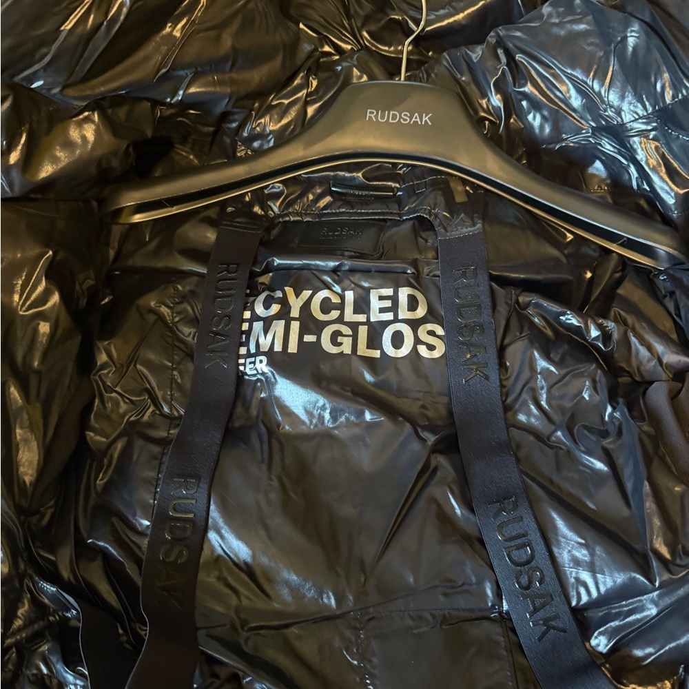 RUDSAK Glossy Black Semi-Gloss Puffer